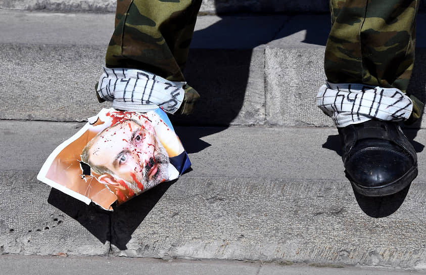 Изображение премьер-министра страны Никола Пашиняна на ботинке у оппозиционера 