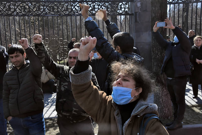26 февраля в центре Еревана также проходили митинги оппозиции