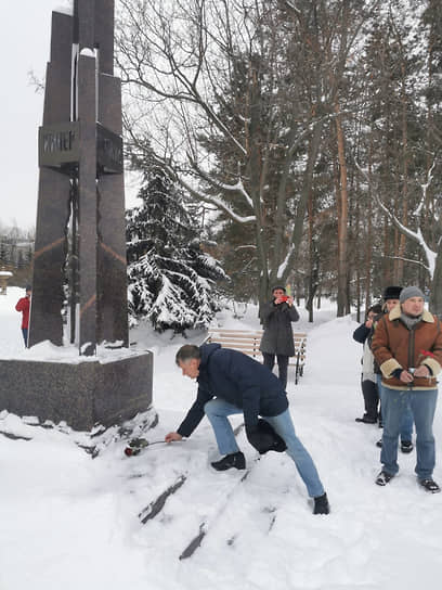 Участники акции памяти в Казани возложили цветы к памятнику жертвам политических репрессий в Ленинском садике. Митинг не был согласован городскими властями 
