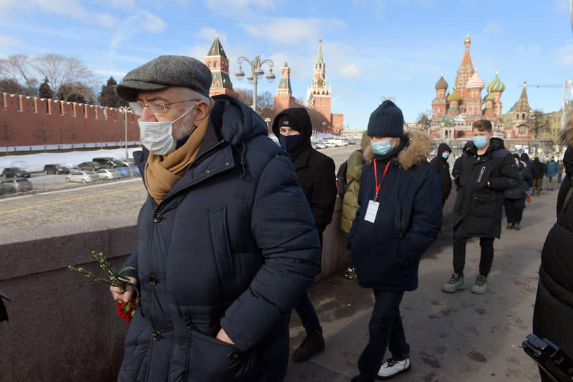Журналист Николай Сванидзе во время возложения цветов к месту убийства Бориса Немцова на Большом Москворецком мосту