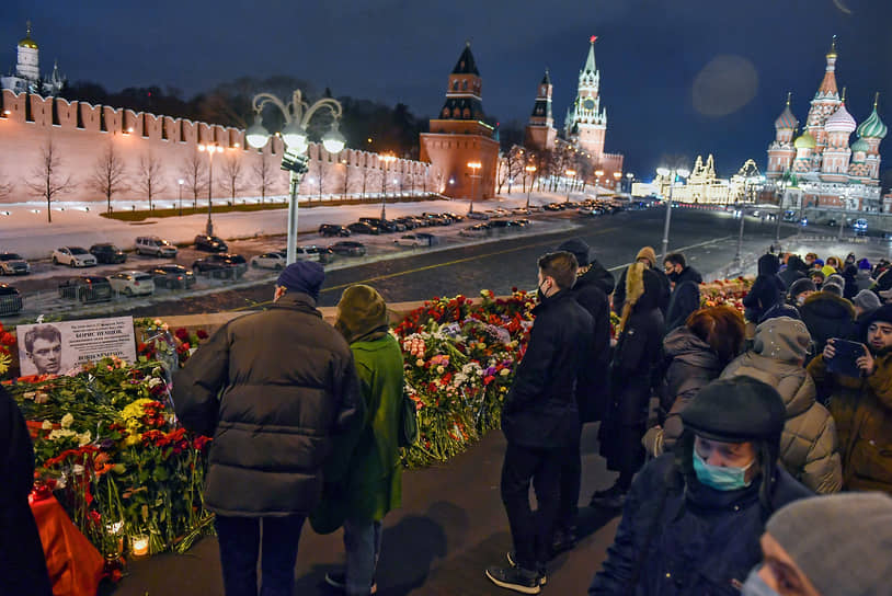 В 23:31 на Большом Москворецком мосту в Москве прошла минута молчания. В это время шесть лет назад был убит Борис Немцов