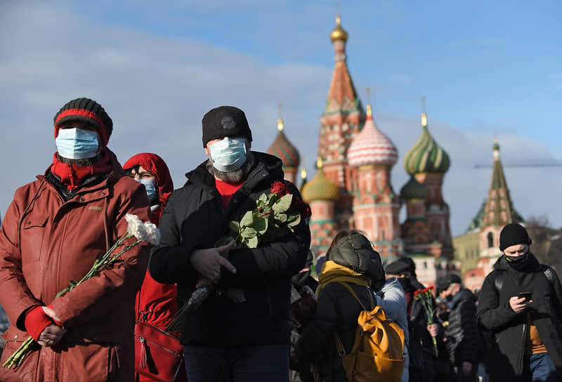 Возложение цветов к месту убийства Бориса Немцова на Большом Москворецком мосту