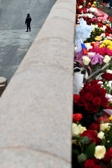 Цветы у места убийства Бориса Немцова 