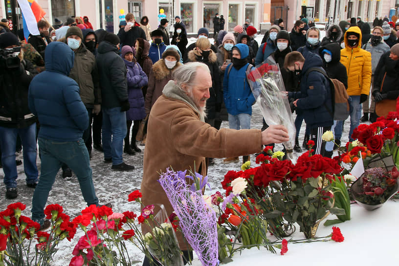 Согласованная акция памяти Бориса Немцова прошла на площади Театральной в центре Нижнего Новгорода