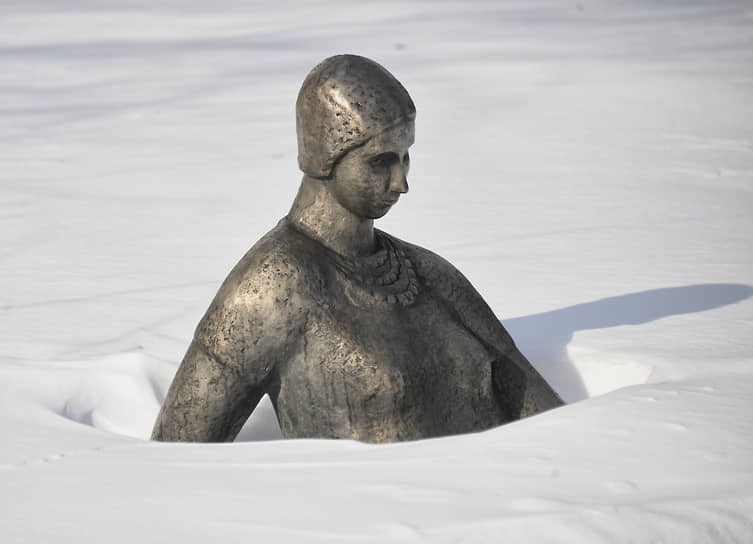 16 февраля. Москва. Скульптура, засыпанная снегом, в парке «Музеон»