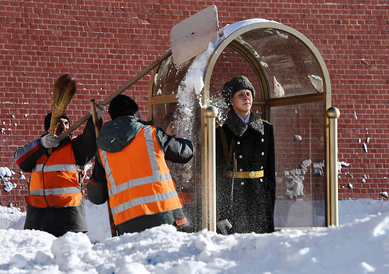 15 февраля. Москва. Сотрудники коммунальных служб во время уборки снега в Александровском саду