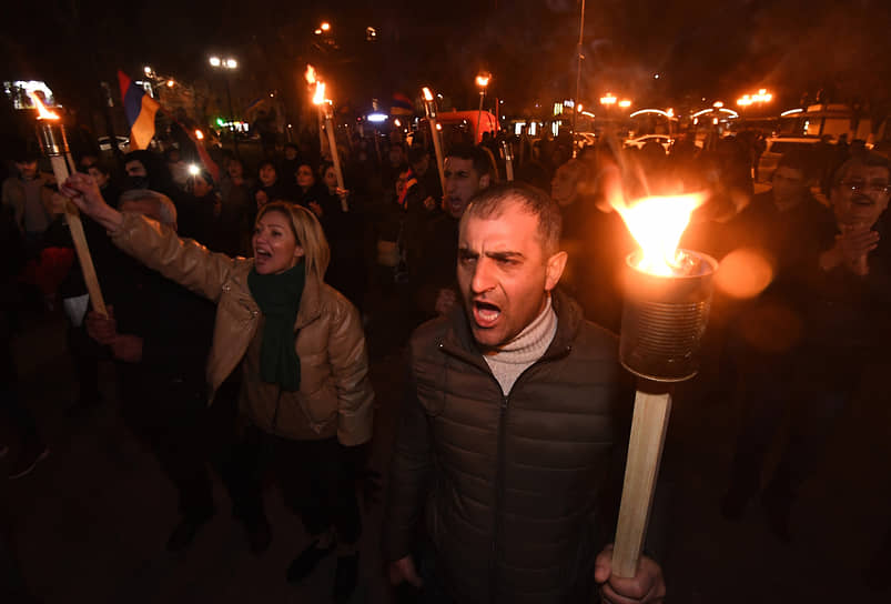 28 февраля. Ереван. Факельное шествие с требованием отставки премьер-министра Армении Никола Пашиняна