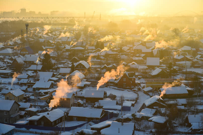 8 февраля. Новосибирск. Дымящиеся на морозе трубы домов частного сектора на рассвете