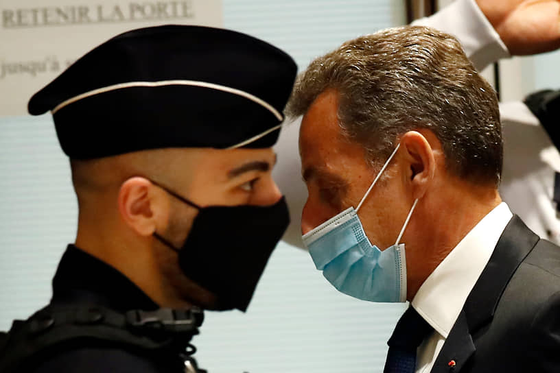 Париж, Франция. Бывший президент страны Николя Саркози идет на заседание суда