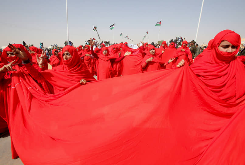 Тиндуф, Алжир. Женщины из Западной Сахары принимают участие в параде в лагере для беженцев 