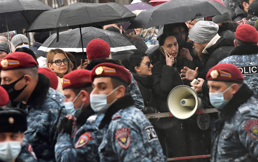 Ереван. Полиция и сторонники бывшего президента Армении Роберта Кочаряна у здания суда, где слушается его дело