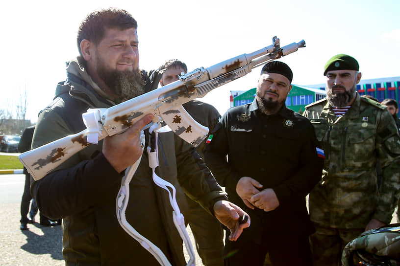 Грозный, Россия. Глава Чечни Рамзан Кадыров осматривает автомат перед отправкой солдат на учения в Арктику 
