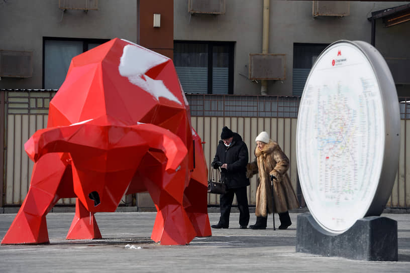 Москва, Россия. Статуя красного быка у станции метро Спортивная