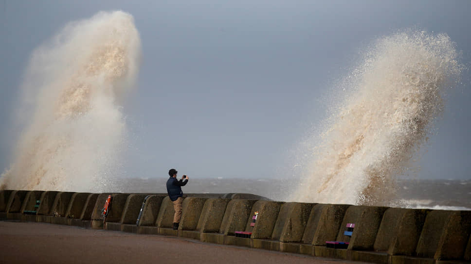 Нью-Брайтон, Великобритания. Мужчина фотографирует море
