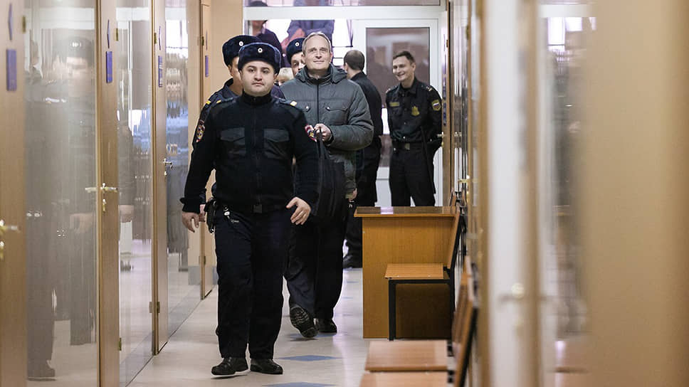 Гражданин Дании Деннис Кристенсен (в центре)