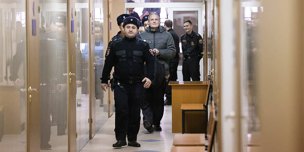 Гражданин Дании Деннис Кристенсен (в центре)