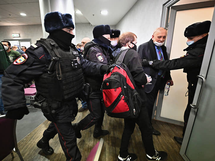 Задержания сотрудниками полиции участников Всероссийского форума 