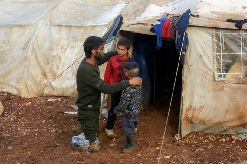 Сирийцы продолжают жить в лагерях беженцев, опасаясь возвращаться на родину 