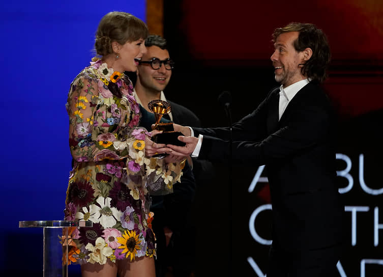 Певица Тейлор Свифт получает награду за альбом «folklore» 