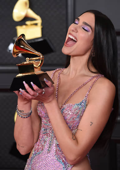 Британская певица Дуа Липа с наградой за лучший вокальный поп-альбом