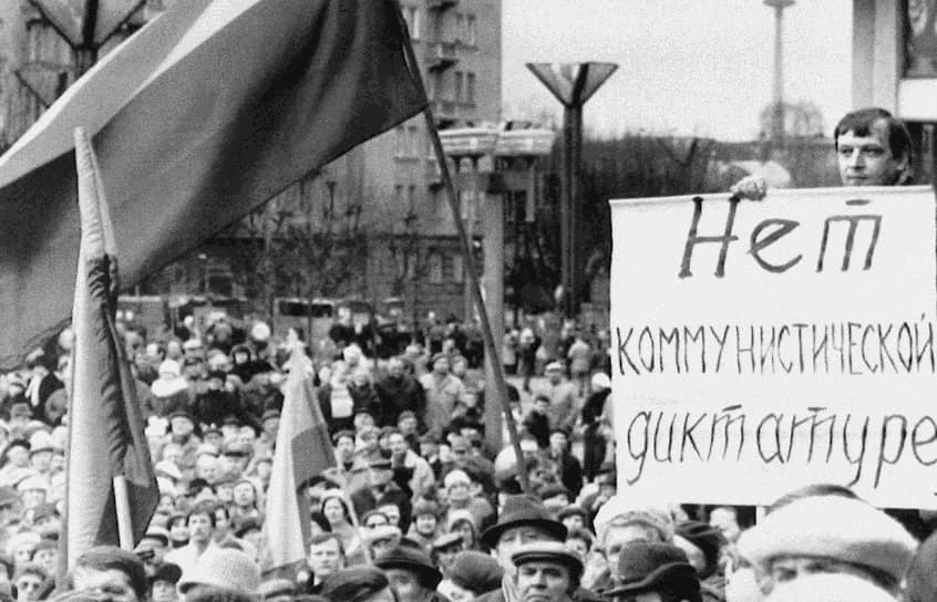 Распад СССР завершился подписанием 8 декабря Беловежских соглашений, учреждающих СНГ, сложением полномочий президента СССР Михаилом Горбачевым 25 декабря и принятием декларации о прекращении существования СССР 26 декабря 1991 года
