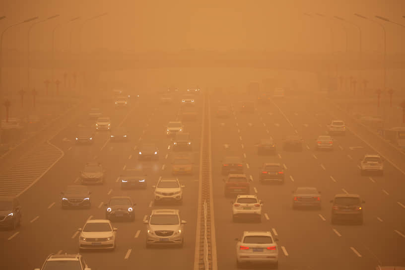 Пекин, Китай. Автомобильный трафик во время песчаной бури