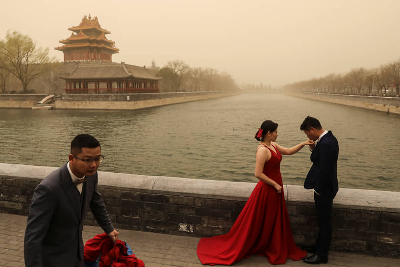 Из-за песчаной бури видимость во многих районах Пекина составляет менее 1 км