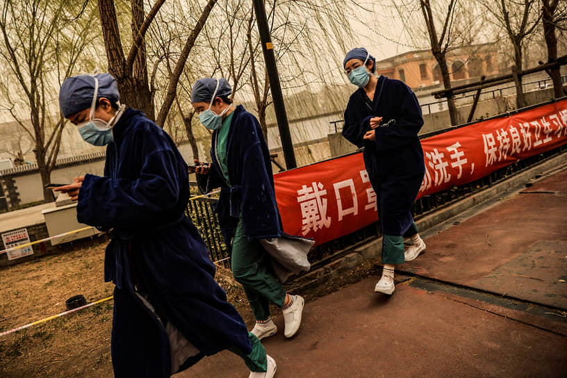 Власти Пекина объявили желтый уровень опасности, рекомендовали отменить уличные мероприятия