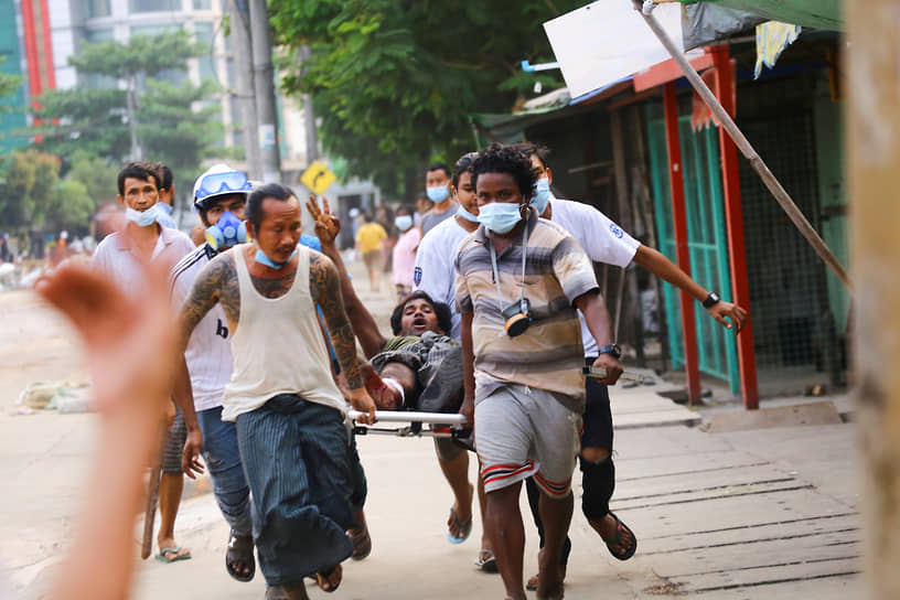 Янгон, Мьянма. Раненный силовиками участник акции против военного переворота  