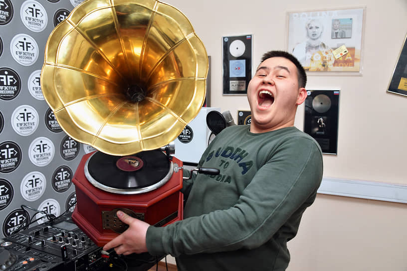 Диджей из Казахстана Иманбек Зейкенов (Imanbek) получил «Грэмми» в категории «Лучший ремикс». Его ремикс на песню «Roses» американского рэпера Карлоса Сент-Джона (Saint Jhn) вошел в пятерку рейтинга U.S. Billboard Hot 100 и возглавил британский хит-парад в мае, также запись собрала более 145 млн просмотров на YouTube