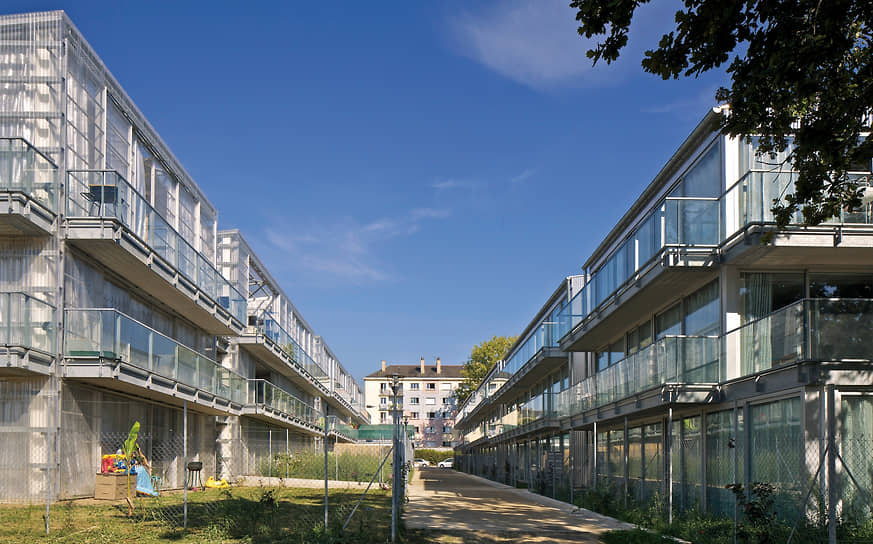 В 1987 году в Париже они основали архитектурное бюро Lacaton &amp; Vassal, занимавшееся проектированием частного и социального жилья, культурных и академических учреждений, а также общественных пространств&lt;br>
На фото: социальное жилье в городе Сен-Назер