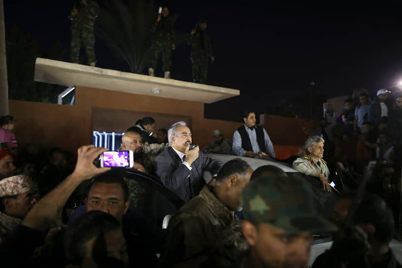 23 декабря 2013 года ВНК продлил свои полномочия, истекавшие в феврале 2014 года, на год. Против этого выступил один из руководителей военной операции против режима Каддафи генерал Халифа Хафтар (на фото)