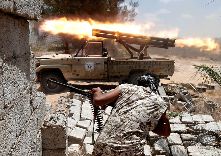 В апреле 2014 года боевики «Исламского государства» (террористическая организация, запрещена в РФ) взяли под контроль часть северо-востока страны. В мае того же года генерал Хафтар инициировал «антитеррористическую операцию» против радикальных исламистов в Бенгази, началась новая стадия гражданской войны