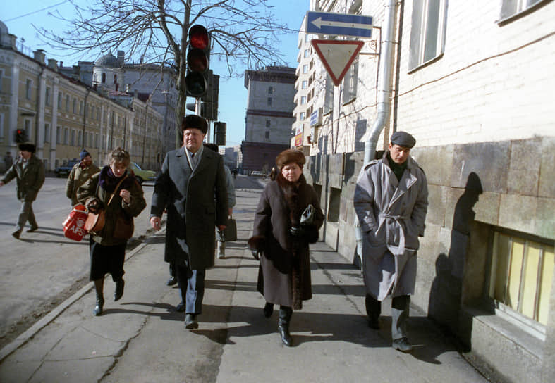 Председатель Верховного Совета РСФСР Борис Ельцин с супругой Наиной (справа) в день референдума 