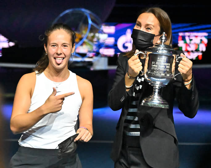Теннисистка Дарья Касаткина (слева)