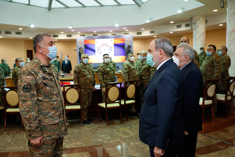 Новый руководитель Генштаба Армении Артак Давтян (слева) и премьер-министр Армении Никол Пашинян