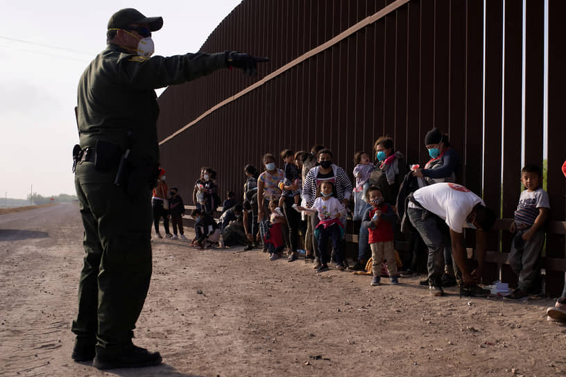 В феврале на границе США с Мексикой были задержаны почти 100 тыс. мигрантов. Это самый высокий месячный показатель с июня 2019 года