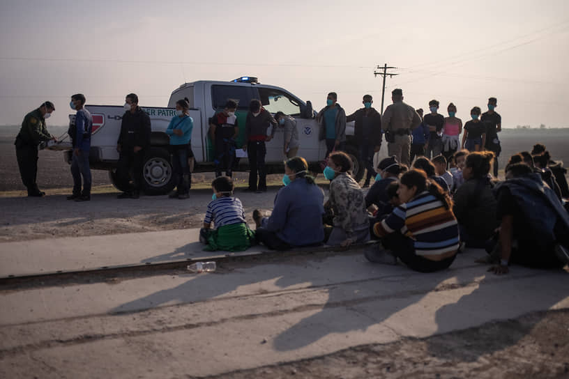 По данным CBS News, общее число детей-мигрантов без сопровождения, находящихся в ведении пограничной службы США, превысило 15 тыс.