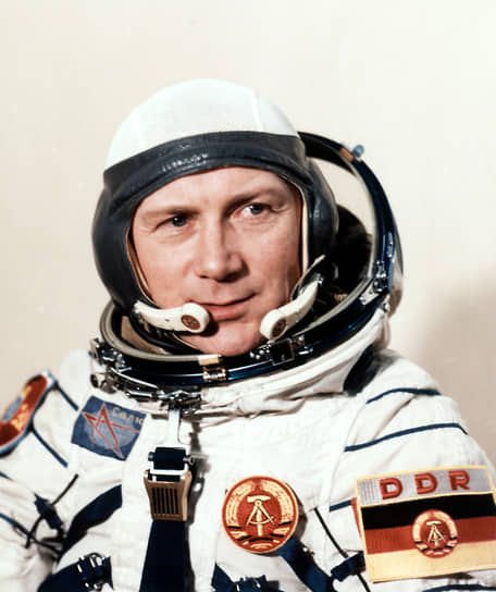 &lt;b>Зигмунд Йен, Германия&lt;/b>&lt;br>
Первый и единственный космонавт ГДР, первый немец в космосе. Совершил полет 26 августа 1978 года на космическом корабле «Союз-31» по программе «Интеркосмос». До 1990 года служил в ВВС ГДР, затем был представителем Европейского космического агентства в российском Центре подготовки космонавтов. Умер 21 сентября 2019 года в возрасте 82 лет
