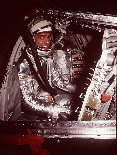 &lt;b>Алан Шепард, США &lt;/b>&lt;br>
5 мая 1961 года первым из американцев провел 15-ти минутный суборбитальный полет, пилотировал космический корабль Freedom 7. В историю вошли слова Шепарда, сказанные перед стартом: «Боже, пожалуйста, не дай мне облажаться». В 1971 году в качестве командира космического корабля «Аполлон-14» совершил посадку на поверхность Луны, где первым пытался сыграть в гольф. Умер от лейкемии 21 июля 1998 года