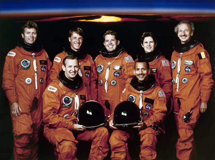 &lt;b>Дирк Фримаут (верхний ряд, справа), Бельгия&lt;/b>&lt;br>
Свой единственный полет в космос совершил 24 марта — 2 апреля 1992 года на борту шаттла «Атлантис» в качестве одного из двух специалистов по полезной нагрузке. Основной задачей полета было проведение научных экспериментов в орбитальном модуле «Спейслэб». После возвращения на Землю получил от короля Бельгии Бодуэна личный титул виконта с возведением в наследственное дворянство. Впоследствии занимался научной деятельностью, является членом Королевской академии наук и искусств Бельгии