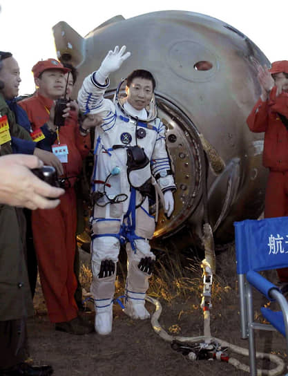 &lt;b>Ян Ливэй, Китай&lt;/b>&lt;br>
Совершил полет на первом пилотируемом космическом корабле КНР «Шэньчжоу-5» 15 ноября 2003 года. До этого только США и СССР (Россия) имели возможность отправлять космонавтов на орбиту. Впоследствии занимал административные должности