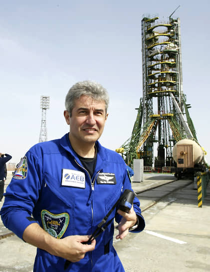 &lt;b>Маркус Понтис, Бразилия&lt;/b>&lt;br>
Первоначально должен был лететь в космос как астронавт НАСА, однако после крушения «Колумбии» его полет был отменен. Совершил полет на российском корабле «Союз ТМА-8» 30 марта 2006 года. Впоследствии занялся политикой. С 2019 года является министром науки, технологии и инноваций Бразилии