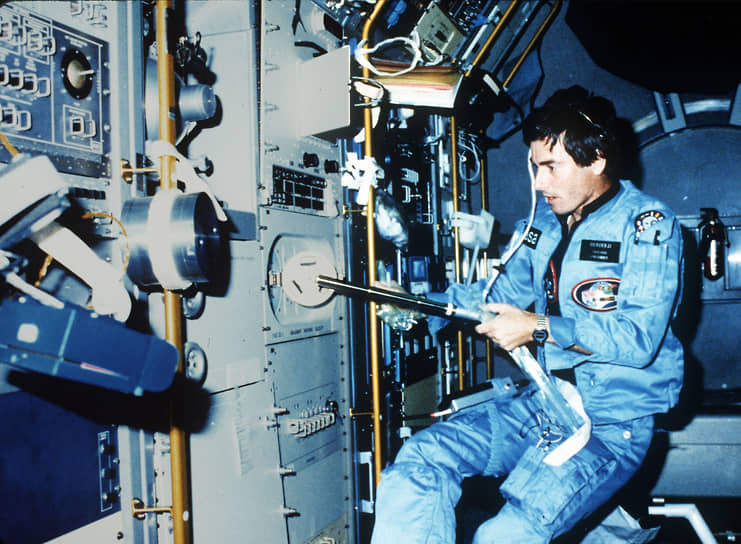 &lt;b>Ульф Мербольд, ФРГ&lt;/b>&lt;br>
Первый космонавт ФРГ и Европейского космического агентства. Также первый неамериканец, совершивший полет на американском космическом корабле. Впоследствии слетал в космос еще два раза: 22 января 1992 года и 3 октября 1994 года. Суммарная продолжительность трех космических полетов составила 49 суток. В межполетное время и после стартов работал в Европейском центре космических исследований и технологий 