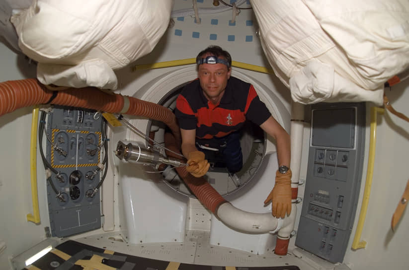 &lt;b> Арне Кристер Фуглесанг, Швеция&lt;/b>&lt;br>
Первый скандинавский астронавт и первый швед, побывавший в космосе. Совершил полет 10 декабря 2006 года на шаттле «Дискавери». Основной задачей была доставка на МКС и монтаж дополнительных панелей. Во время второго полета в 2009 году дважды выходил в открытый космос