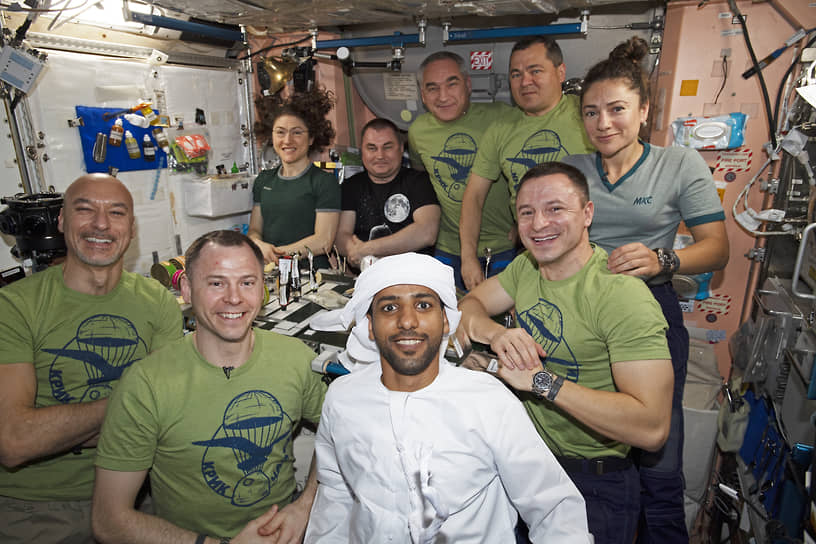 &lt;b>Хаззаа Аль Мансури (в центре), ОАЭ&lt;/b>&lt;br>
Прошел подготовку в Центре подготовки космонавтов имени Юрия Гагарина в Звездном городке. Совершил полет 25 сентября 2019 года на борту корабля «Союз МС-15». Служит в ВВС ОАЭ