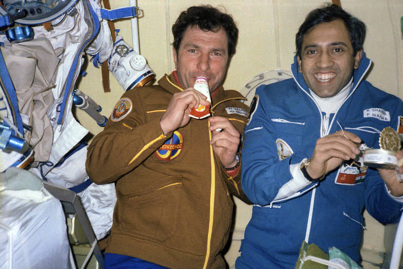 &lt;b>Ракеш Шарма, Индия (справа)&lt;/b>&lt;br>
Совершил полет 3 апреля 1984 года в качестве космонавта-исследователя в состав экипажа корабля «Союз Т-11». На космической станции «Салют-7» провел ряд медицинских экспериментов, в том числе по применению йоги для поддержания здоровья космонавтов во время длительных полетов. Во время полета провел сеанс связи с премьер-министром Индии Индирой Ганди и сказал, что Индия выглядит «лучше всех в мире». Впоследствии работал летчиком-испытателем, принимал участие в работах по созданию индийского легкого истребителя
