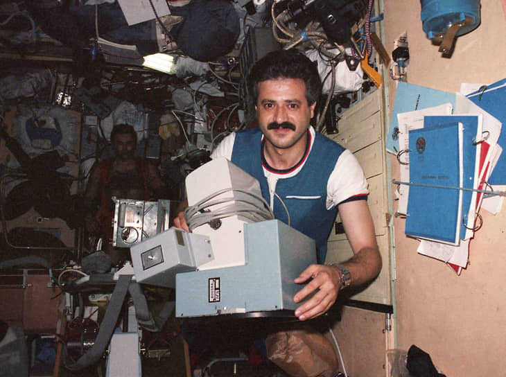 &lt;b>Мухаммед Фарис, Сирия&lt;/b>&lt;br>
Первый и единственный космонавт из Сирии. Совершил полет 22 июля 1987 года на корабле «Союз ТМ-3». Во время пребывания на станции «Мир» выполнял эксперименты по космической медицине и материаловедению, проводил съемку Сирии из космоса. Впоследствии служил в ВВС страны. После начала гражданской войны в Сирии 2012 года уехал в Турцию, где получил гражданство
