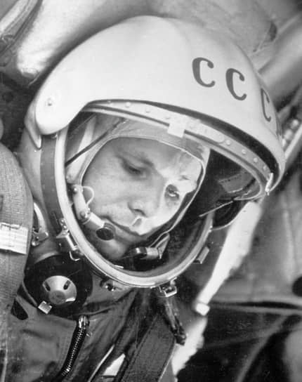 &lt;b>Юрий Гагарин, СССР&lt;/b>&lt;br>Первый человек в космосе. Совершил полет 12 апреля 1961 года на корабле «Восток-1». После возвращения стал мировой знаменитостью, посетил около 30 стран мира. Участвовал в подготовке советской лунной программы. Погиб 27 марта 1968 года в авиакатастрофе во время тренировочного полета на самолете МиГ-15УТИ 
