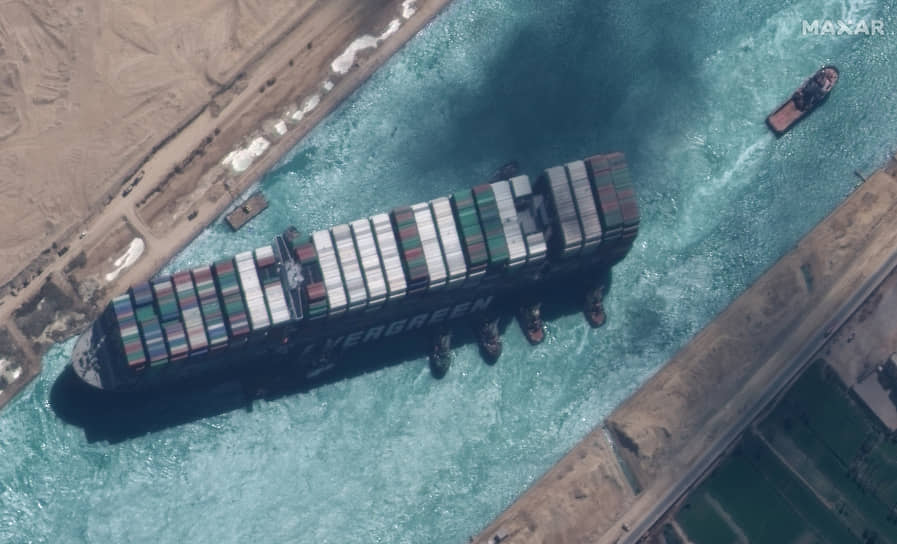 Груженый контейнеровоз Ever Given тайваньской Evergreen перегородил Суэцкий канал утром 23 марта. Судно длиной почти 400 метров направлялось из Китая в Роттердам под флагом Панамы
